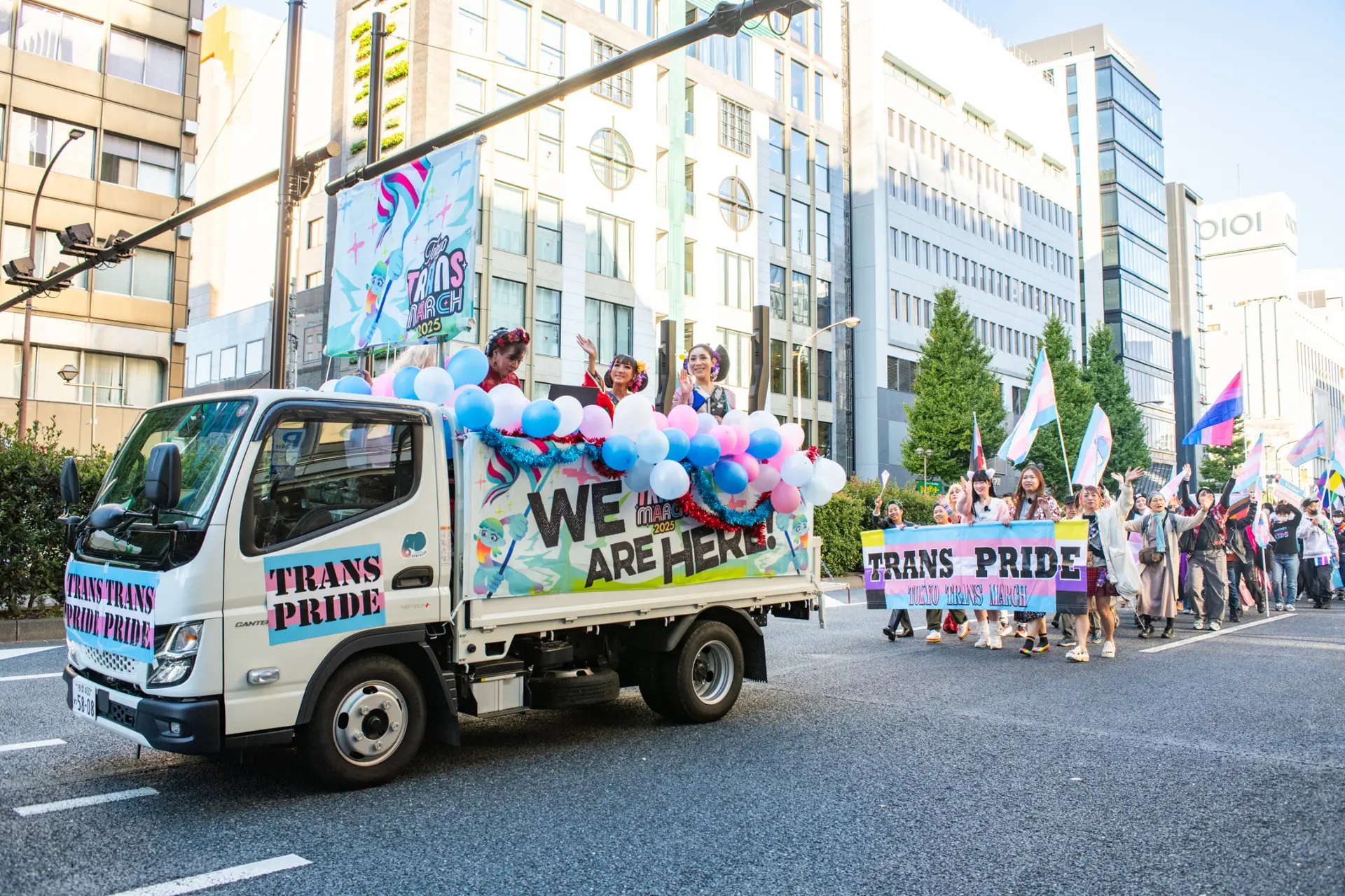 東京の街をフロートとともに歩く東京トランスマーチ