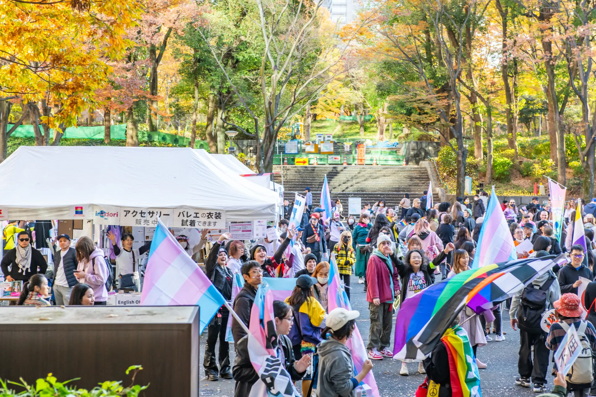 ステージ出演者と運営メンバーの集合写真